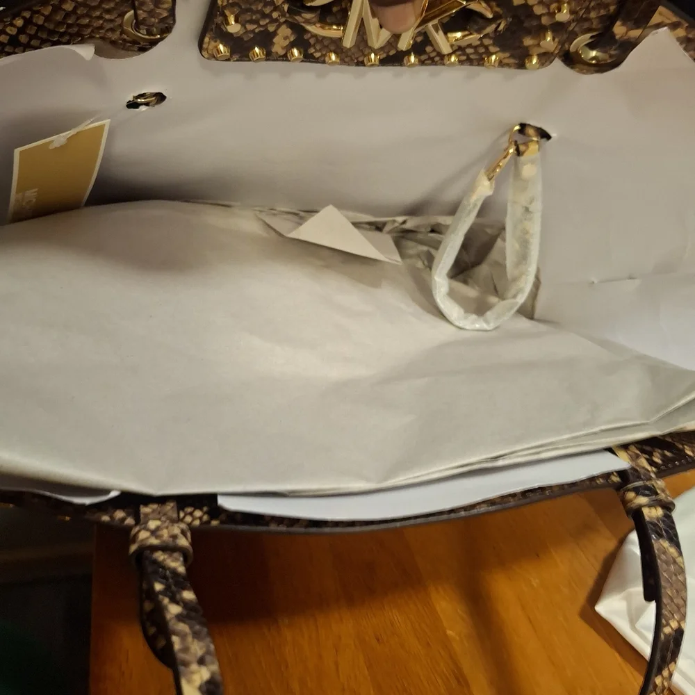 Michael Kors Izzy Meduim Fan Straw Tote - Picture 16 of 16